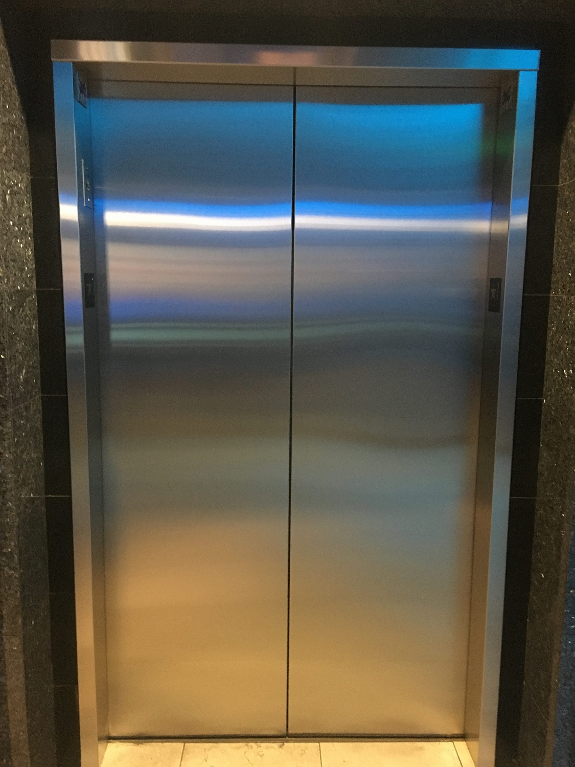 Ремонт и отделка лифтов панелями из нержавеющей стали